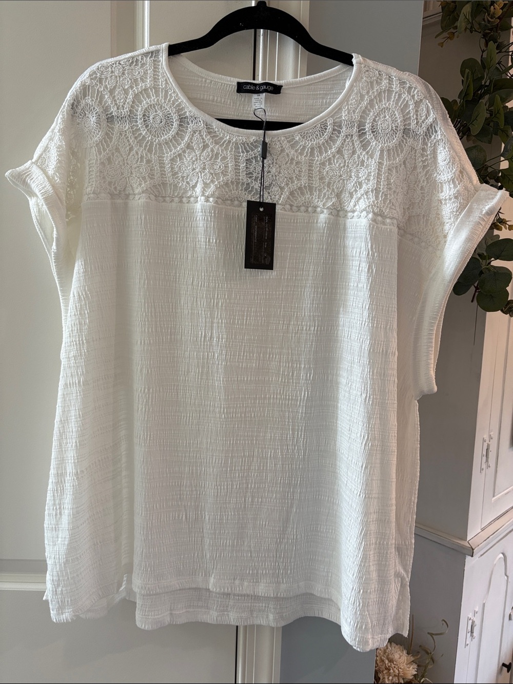 Cable & Gauge White Lace Yoke Short Sleeve Tunic Top